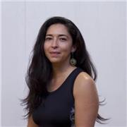 Profesora de Yoga y Yogaterapéuta, ofrece clases de yoga y sesiones individuales de Yogaterapia, on line y presencial